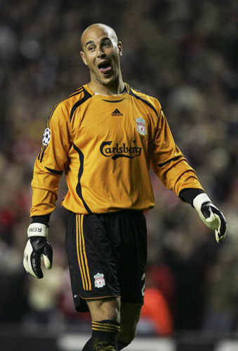 足球欧冠淘汰赛对阵激烈，主帅直言无弱旅（欧冠淘汰赛鏖战正酣，主帅坦言没有弱旅）