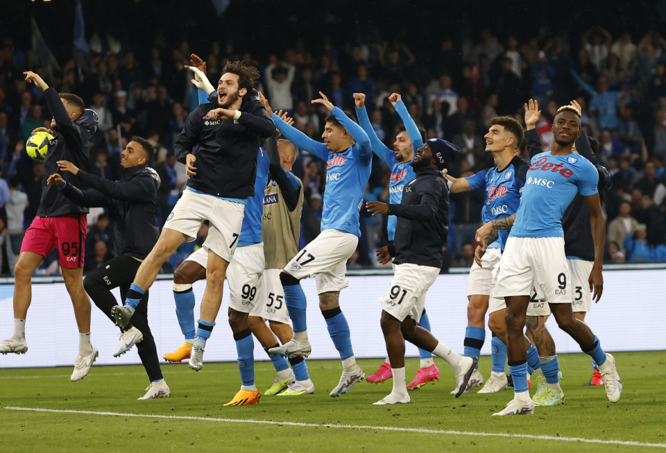 积雪已覆盖球场，加拿大联赛球员在雪战中完成潇洒倒钩得分