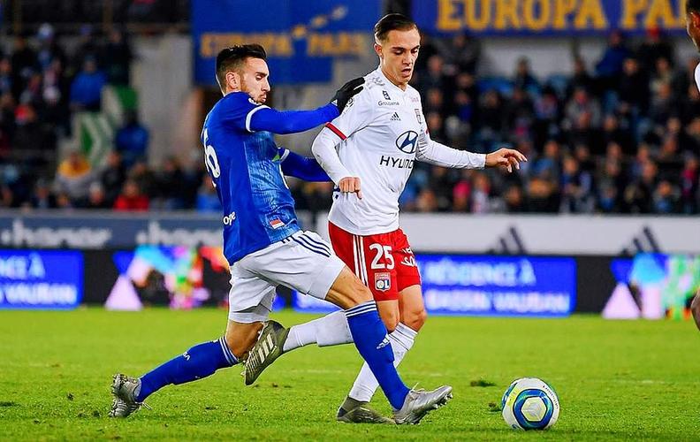 足球国足训练课发生小插曲，球员被逗笑（国足训练课现小趣事，队员忍俊不禁）