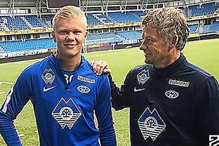 网传视频浙江U20全运会输球后被球迷训话，王钰栋摇头离开