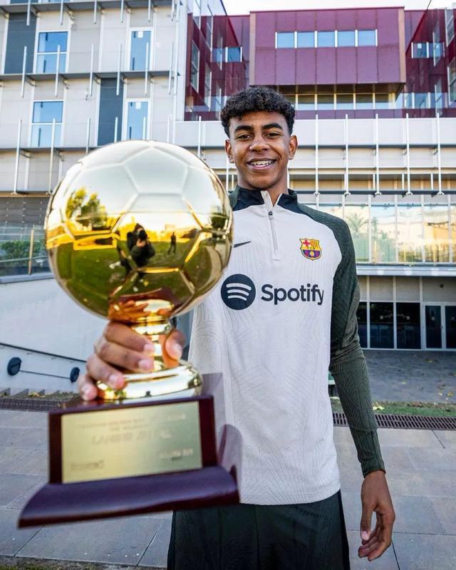 欧冠半场：马尤鲁失良机，巴黎暂0-0毕尔巴鄂竞技